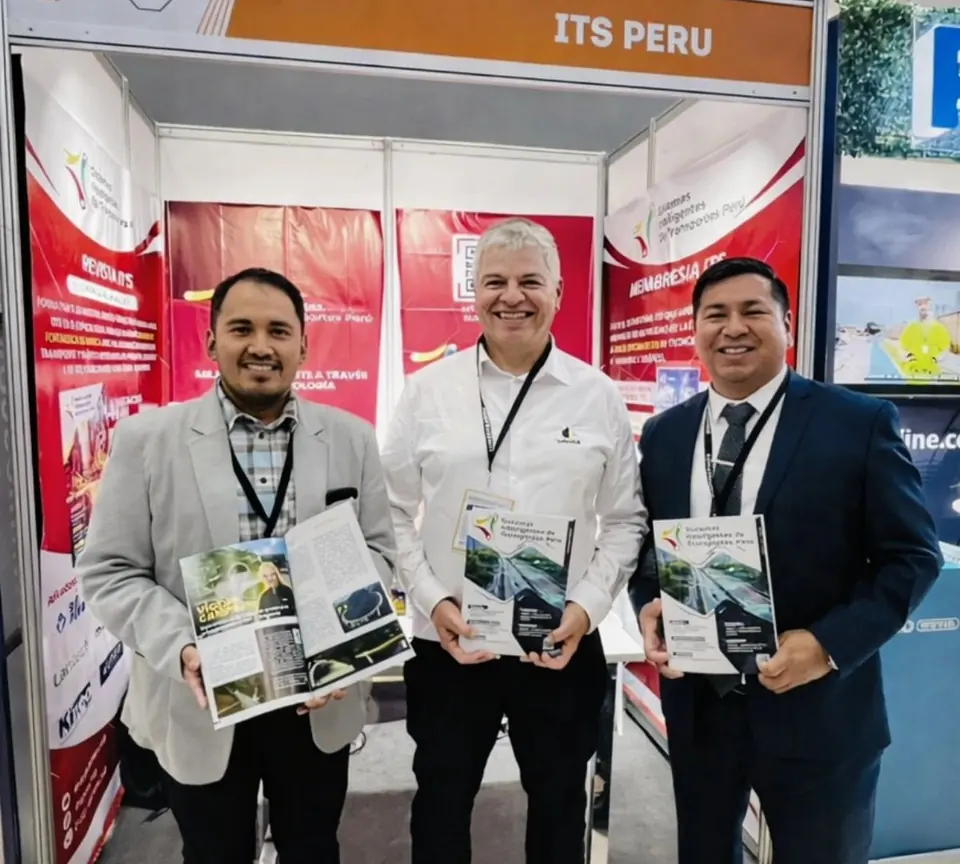 Nuestro Director Técnico conversa con otros asistentes en el stand de ITS Perú en Andinatraffic 2026.