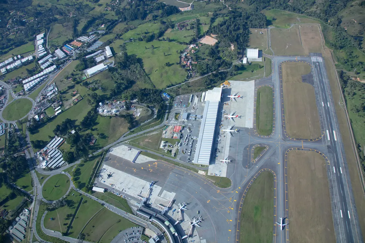 Vista aérea de la pista de un aeropuerto y su terminal de carga.